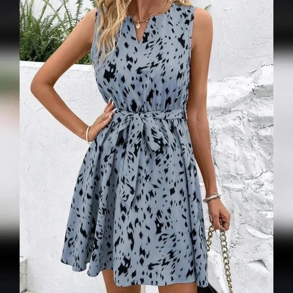 Women Sleeveless Casual Button Up Sundress With Notched V-Neck And Prints - Picture 5 of 5